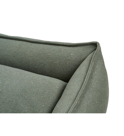 Hunter Belluno Groen dog bed in 80x60 cm with plush fabric and raised edges, designed for comfort and support.