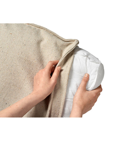 Hunter Belluno beige dog bed in 100x70 cm with soft fabric and cushioned sides, designed for comfortable pet lounging.
