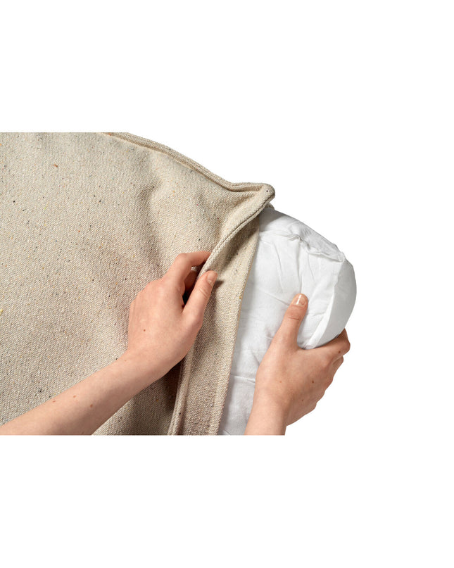 Hunter Belluno beige dog bed in 100x70 cm with soft fabric and cushioned sides, designed for comfortable pet lounging.