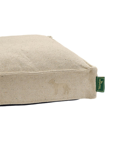 Hunter Belluno beige dog bed in 100x70 cm with soft fabric and raised edges, suitable for comfortable canine rest.