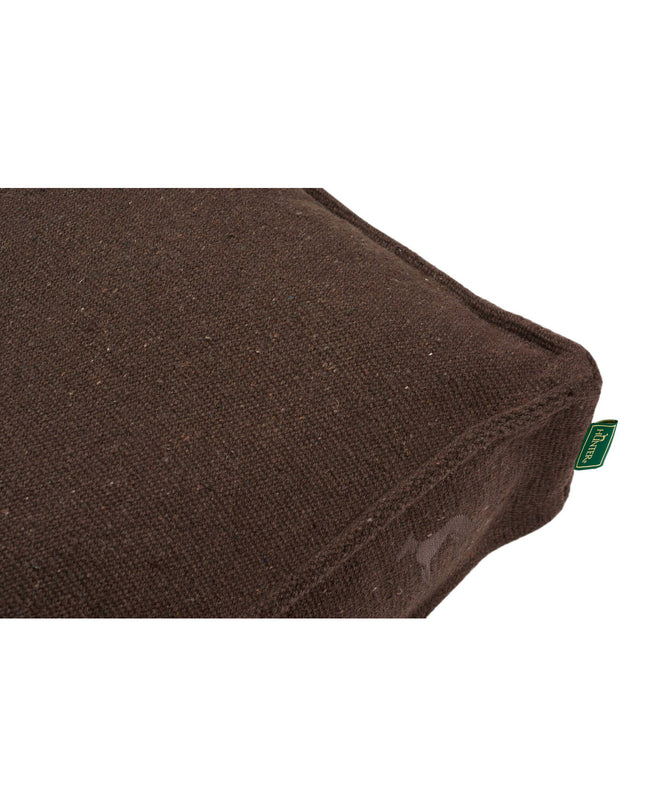Hunter hondenbed in bruin, 100 x 70 cm, with soft fabric and cushioned edges for comfort and support.