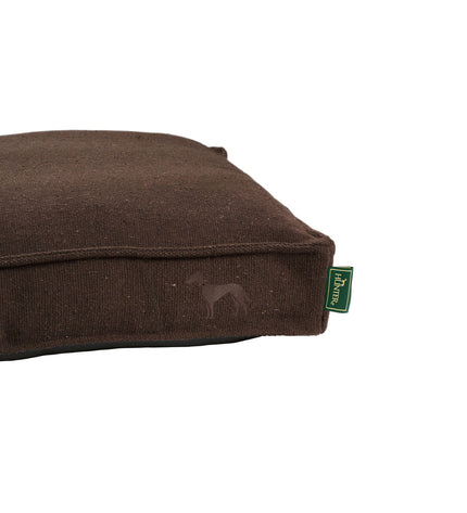 Hunter hondenbed in bruin, 100x70 cm, soft fabric with raised edges for comfort and support for dogs.
