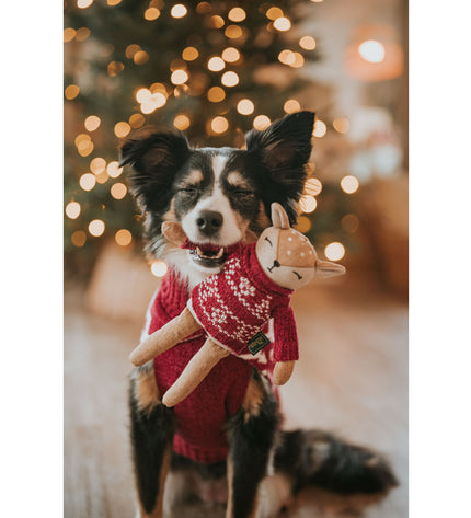 Hunter Birka bruine hondenknuffel in polyester with herten design, soft and plush for dog comfort and play.
