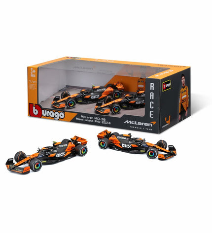 Set van 2 zwart McLaren F1 speelgoedauto's in 1:43 schaal, detailed miniature vehicle models for play and collection.