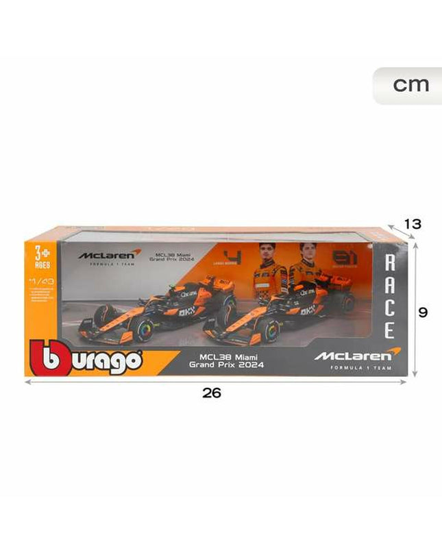 Set van 2 zwarte McLaren F1 speelgoedauto's, 1:43 schaal, detailed miniature vehicles for children and collectors.