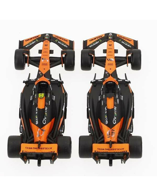 Set van 2 zwarte McLaren F1 speelgoedauto's in 1:43 schaal, detailed miniature vehicle models for children and collectors.