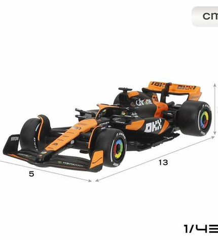 Set van 2 zwarte McLaren F1 speelgoedauto's in 1:43 schaal, detailed miniature vehicle models by McLaren.