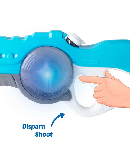Two Colorbaby water pistols in blue and yellow, 820 ml capacity, suitable for outdoor play, shown in the image.