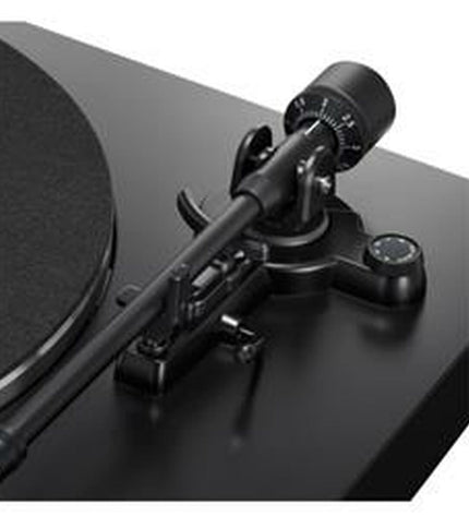 Audio-Technica Iberia AT-LP3BTBK black turntable with tonearm and controls, part of electronic audio and hi-fi equipment.