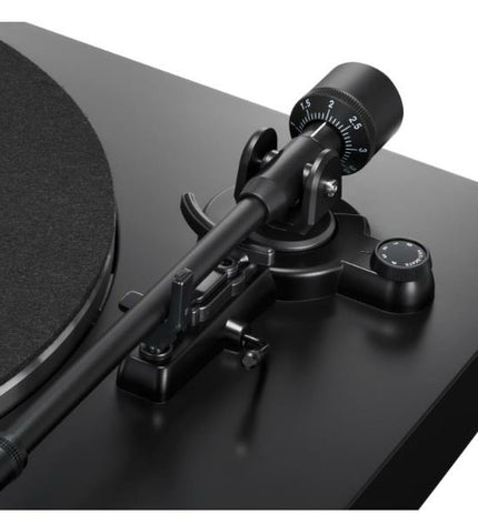 Audio-Technica Iberia AT-LP3BTBK black turntable with tonearm and platter, part of electronic audio and hi-fi equipment.