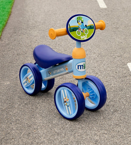 Bluey-themed toy box in blue, measuring 47x37x25 cm, suitable for play and outdoor activities.