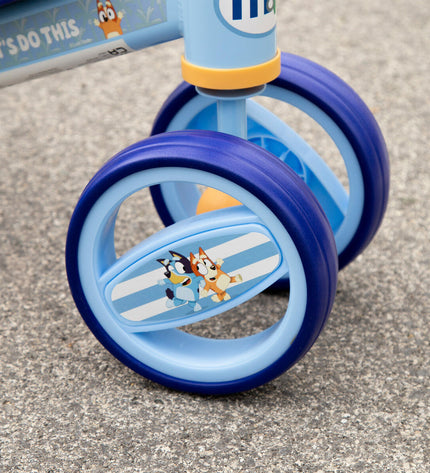 Bluey Loopauto toy in blue with 47x37x25 cm size, ideal for outdoor play and sports activities.
