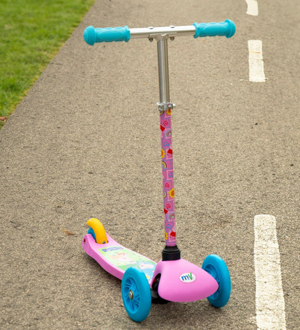Peppa Pig scooter with rubber, metal, and plastic parts for outdoor urban mobility, suitable for kids' sport and outdoor activities.