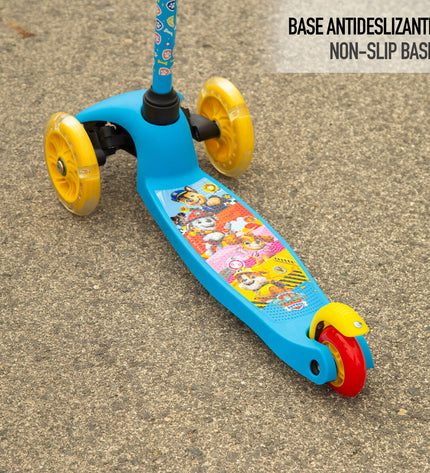 Paw Patrol rubber scooter made of metal and plastic, ideal for urban mobility and outdoor play, featuring colorful Paw Patrol design.