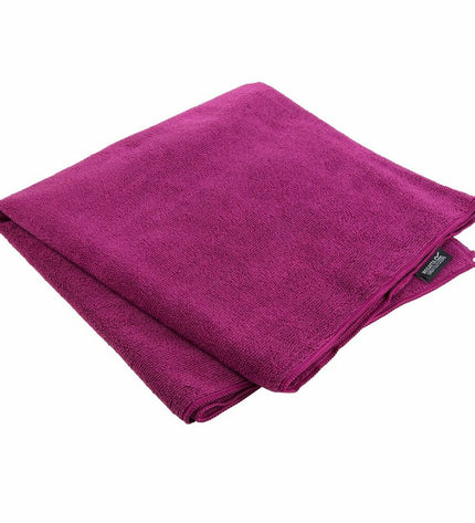 Regatta Compact Giant towel for watersport and outdoor use, 135 x 70 cm, soft microfiber fabric with blue and white design.