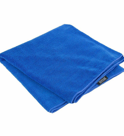 Regatta Compact Giant sports and outdoor towel, 135x70 cm, featuring blue and white striped design, suitable for watersport activities