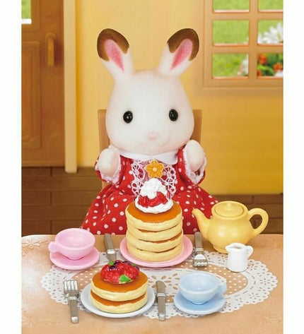 Sylvanian Families Pancake Gouter Set with miniature figures and accessories, perfect for imaginative play and storytelling.
