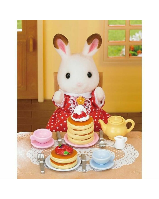 Sylvanian Families Pancake Gouter Set with miniature figures and accessories, perfect for imaginative play and storytelling.
