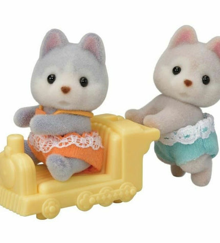 Sylvanian Families Los Gemelos Husky action figures, detailed plush toy dolls from the Sylvanian Families toy collection.