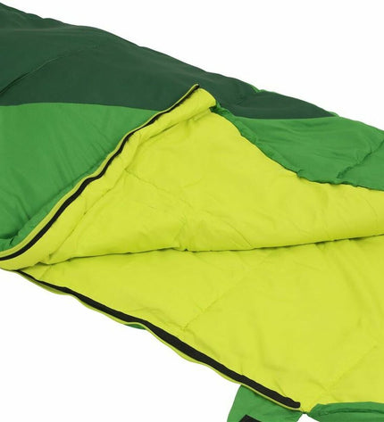 Regatta Slaapzak Regatta v2 250 groen for camping and outdoor activities, showcasing the sleeping bag outdoors.