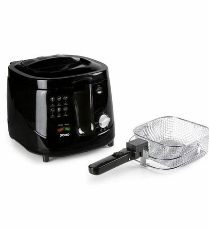 Black DOMO DO461FR deep fryer with 1800W power and 2.5L capacity, featuring a compact design for home cooking.