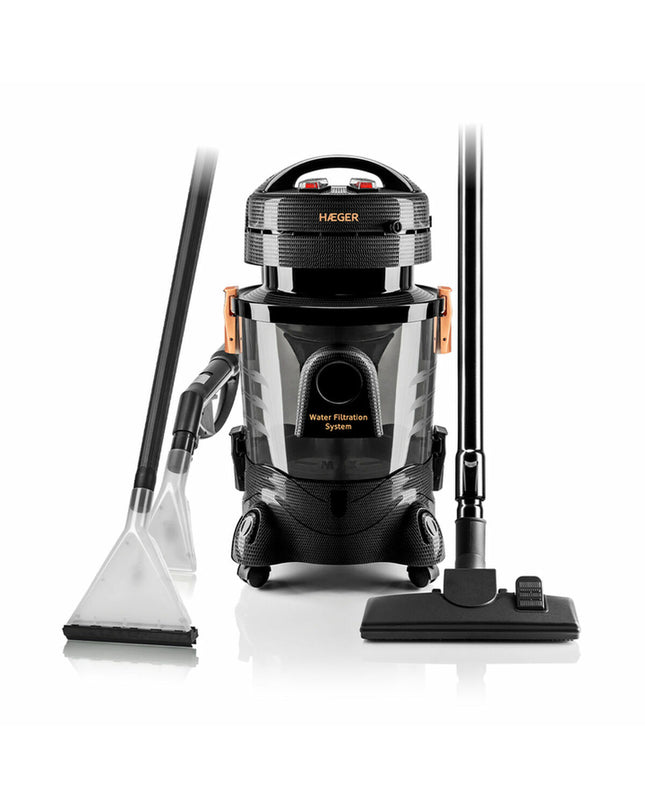 Haeger VC-12W.045A robot stofzuiger schoonmaakt vloer in modern woonkamer, compact design, black and silver finish.