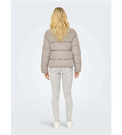 Dames sportjack by Only, suitable for outdoor activities like camping and hiking, shown in a casual outdoor setting.