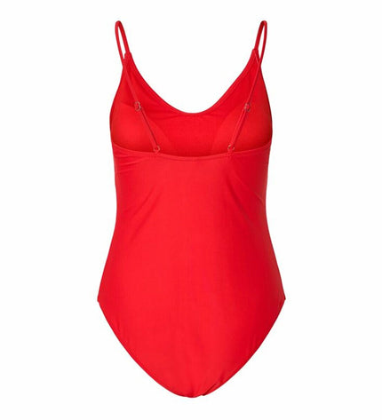 Pieces damesbadpak in rood, sport and outdoor watersport swimsuit with a sleek design, perfect for active water activities.