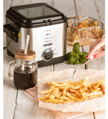 Mesko MS 4910 silver deep fryer with 900W power and 1.5L capacity, compact electric kitchen appliance for frying.