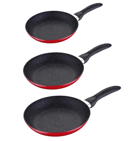 San Ignacio Pannenset Rood Aluminium, huis en koken keukengerei with red non-stick cookware set on a stovetop.