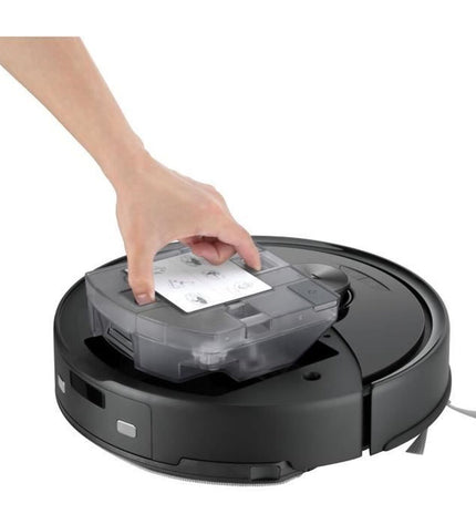 Roborock robot stofzuiger schoonmaakt vloer in modern home, compact design for automated vacuuming and floor maintenance.