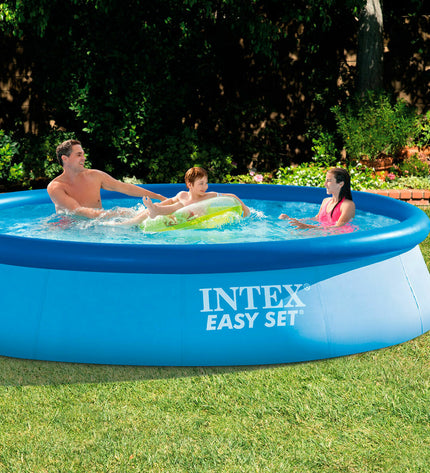 Inflatable round Intex Easy Set swimming pool, 366 x 76 cm, filled with water, suitable for outdoor fun and relaxation.