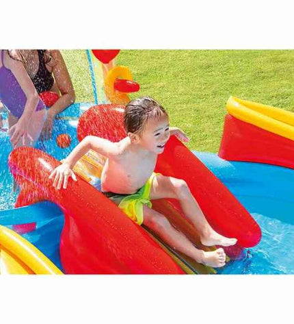 Intex opblaasbaar kinderzwembad met regenboog speeltoestel, 297 x 135 x 193 cm, gevuld met water voor kinderen.