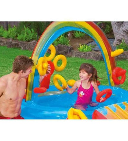 Intex opblaasbaar kinderzwembad met regenboog speeltoestel, 297x135x193 cm, 381 L, ideaal voor buiten spelen.