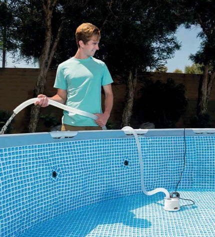 Intex Bom 28606 220-240 V pump for garden pools, jacuzzis, and pool accessories, with electrical connection and compact design.