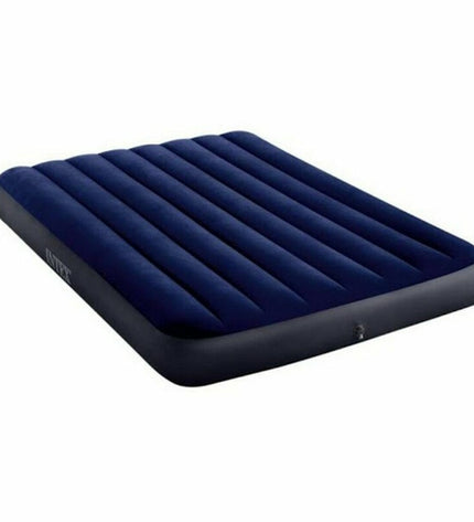Inflatable Intex mattress 137x191x25 cm, suitable for outdoor activities and play, shown fully inflated in the image.
