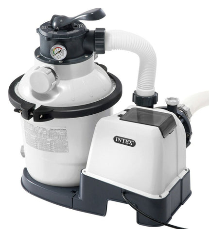 Intex zwembad behandelingsinstallatie for pool maintenance, shown with hoses and control unit in a garden setting.