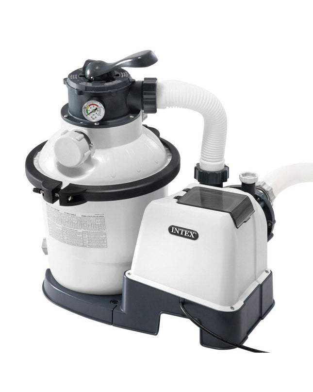 Intex zwembad behandelingsinstallatie for pool maintenance, shown with hoses and control unit in a garden setting.