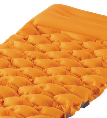 Inflatable Intex air mattress, 71 x 11 x 191 cm, suitable for camping and outdoor use, with a durable surface and built-in valves.
