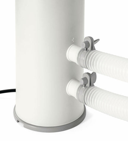 Intex zwembad behandelingsinstallatie with hoses and controls for pool water treatment, outdoor garden setting