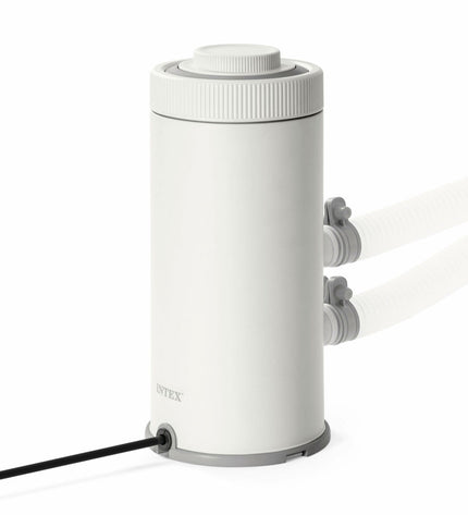 Intex zwembad behandelingsinstallatie for pool maintenance, with hoses and control panel, outdoor garden setting.