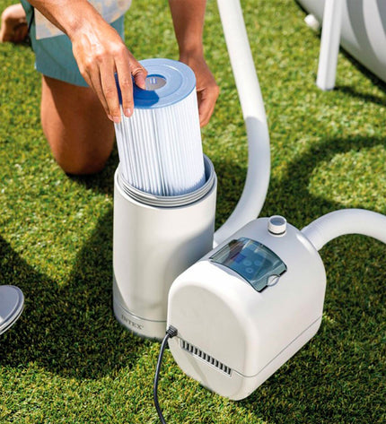 Intex zwembad behandelingsinstallatie for swimming pools, outdoor use, with hoses and control panel visible in the image.