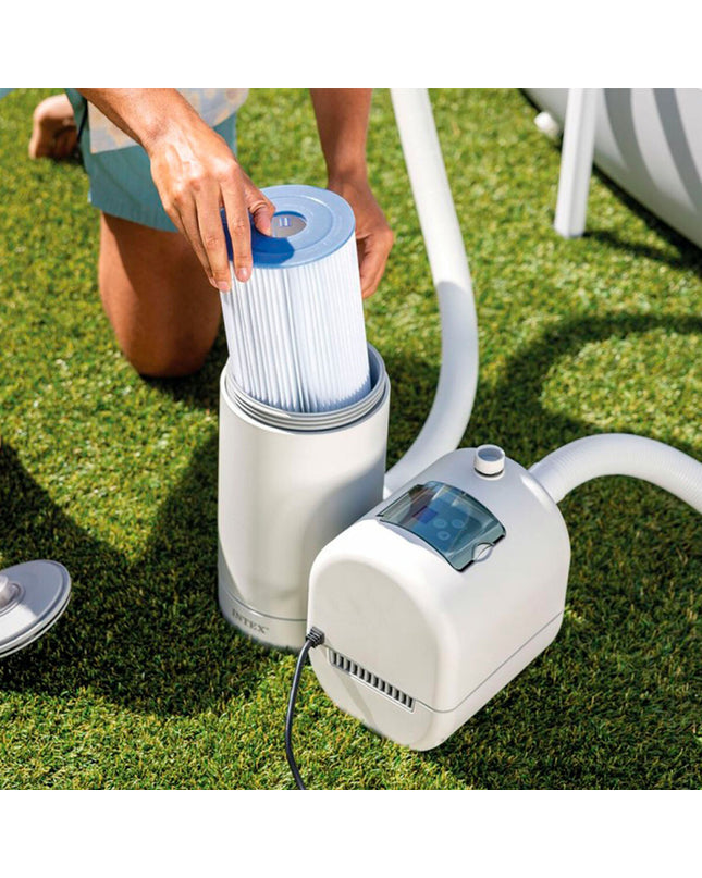 Intex zwembad behandelingsinstallatie for swimming pools, outdoor use, with hoses and control panel visible in the image.