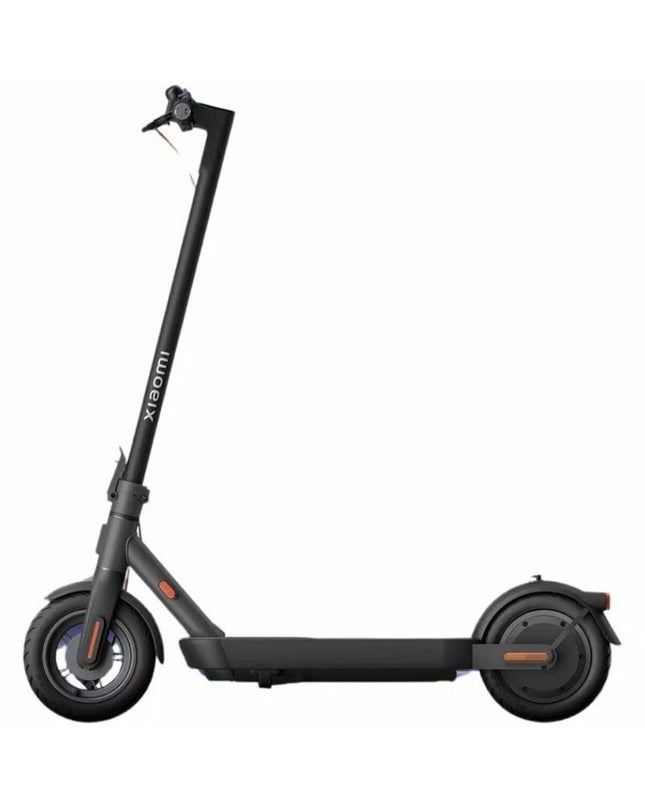 Xiaomi Electric Scooter 4 Pro in black, 25 km/h, 400W motor, suited for urban mobility and outdoor sports.