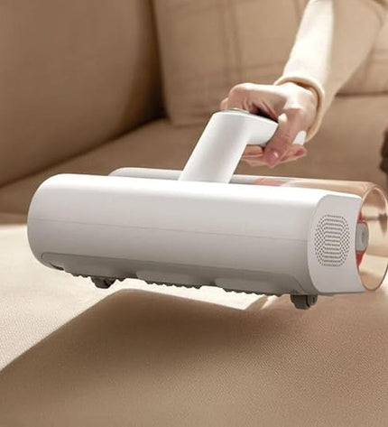 Xiaomi Steelstofzuiger vacuum cleaner in use, showing its sleek design and adjustable wand for home cleaning and floor maintenance.
