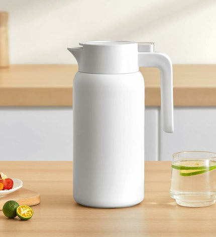 Xiaomi luchtfriteuse on kitchen countertop, compact electric fryer for healthy cooking, with digital display and air circulation vents.