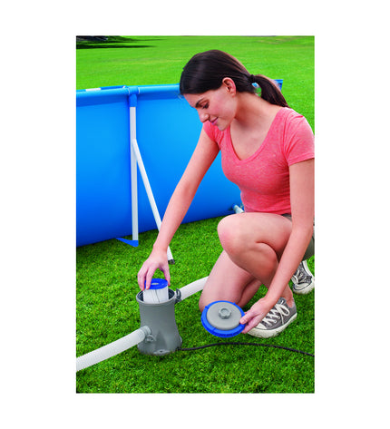 Bestway zwembad behandelingsinstallatie with hoses and control unit for pool water purification and maintenance.