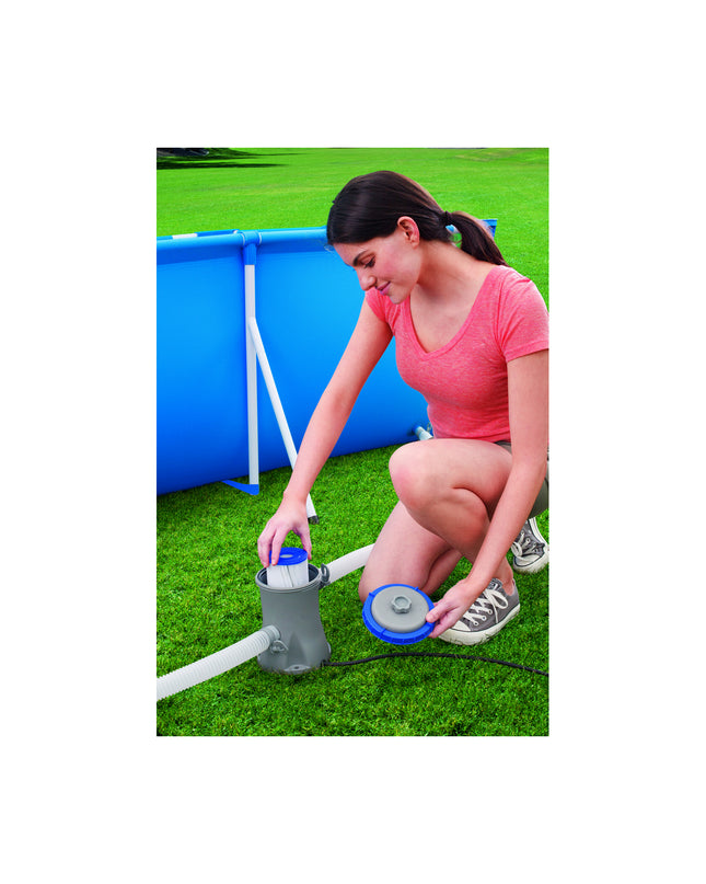 Bestway zwembad behandelingsinstallatie with hoses and control unit for pool water purification and maintenance.