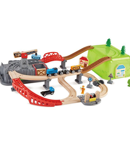 Hape Racebaan set with 50 wooden vehicle pieces for children's toy race track and play area.