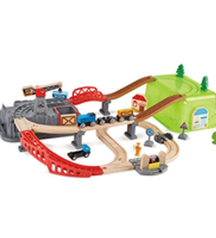 Hape Racebaan speelgoed met 50 kleurrijke voertuigen en tracks, perfect voor kinderen die van racen en bouwen houden.